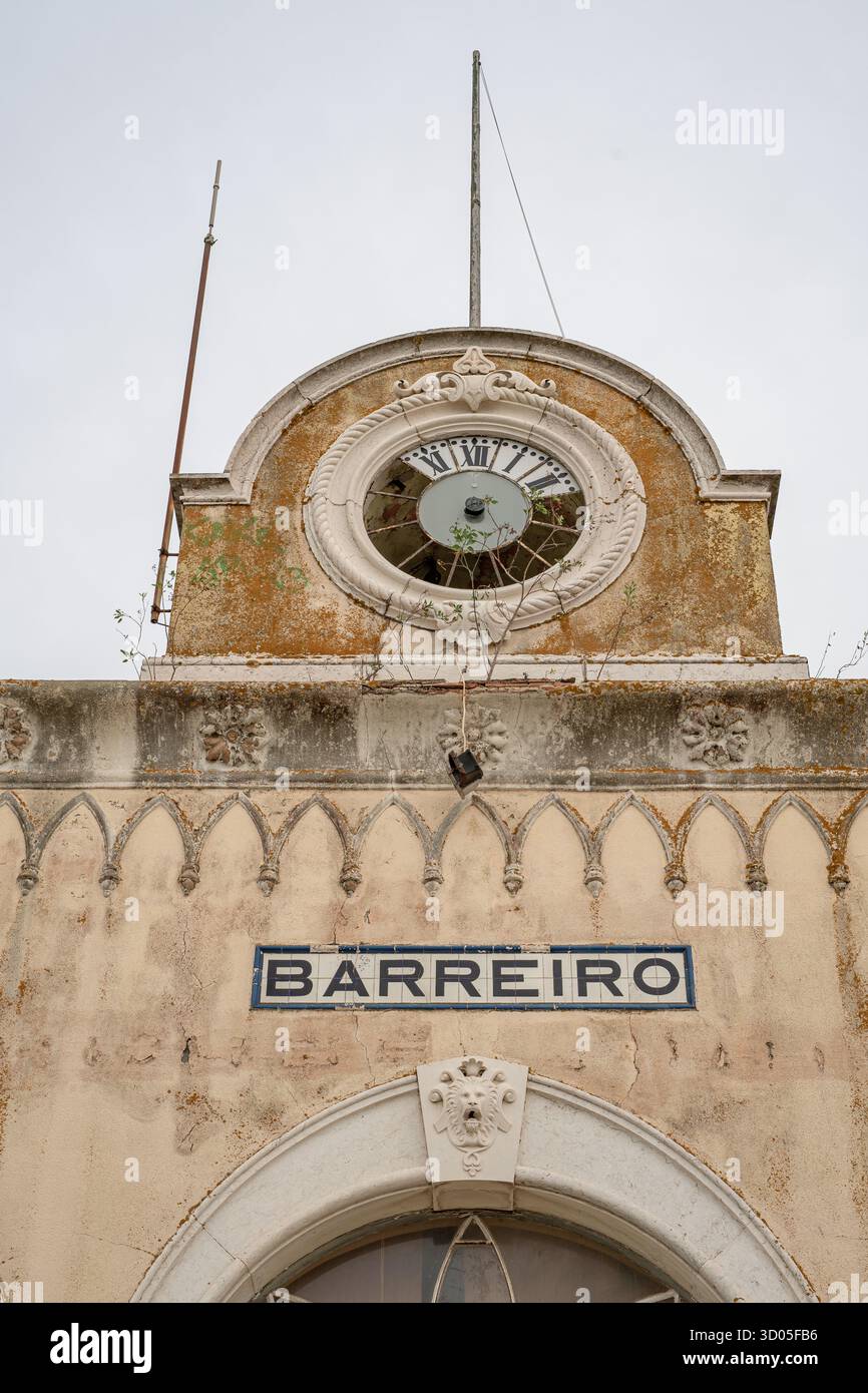 Partie de la façade avec une horloge qui se détériore à la gare de la ville portugaise de Barreiro. Banque D'Images
