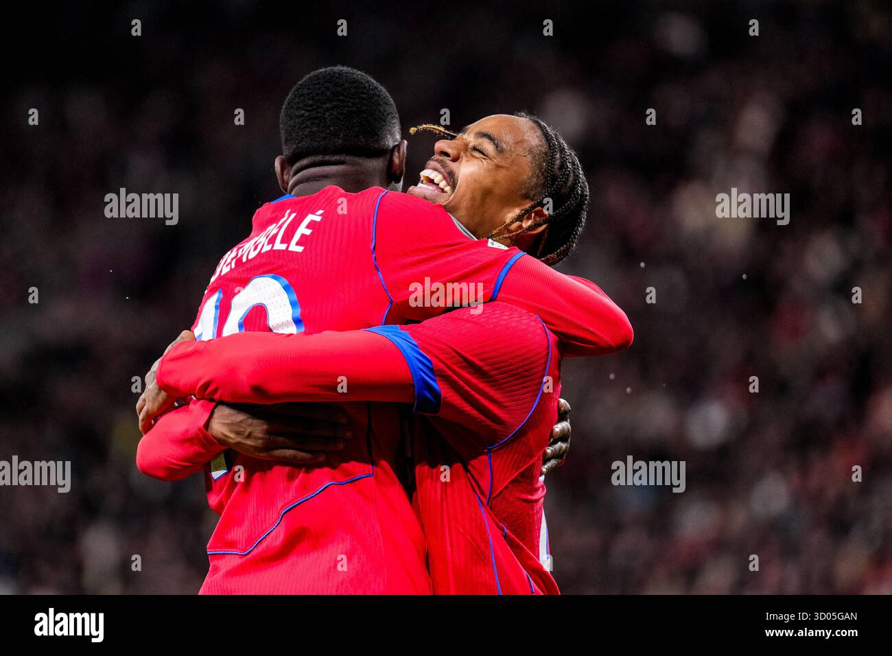 LEVERKUSEN, ALLEMAGNE - 21 OCTOBRE : Ousmane Dembele du Paris Saint-Germain célèbre avec Bradley Barcola du Paris Saint-Germain après avoir marqué le sixième but de son équipe lors du match MD3 de la Ligue des champions 2025/26 de l'UEFA entre le Bayer 04 Leverkusen et le Paris Saint-Germain à la BayArena le 21 octobre 2025 à Leverkusen, Allemagne. (Photo de René Nijhuis) Banque D'Images