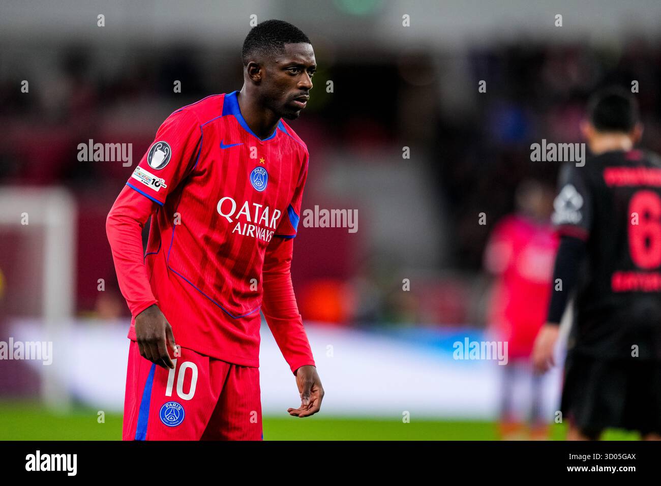 LEVERKUSEN, ALLEMAGNE - 21 OCTOBRE : Ousmane Dembele, du Paris Saint-Germain, regarde le match MD3 de l'UEFA Champions League 2025/26 entre le Bayer 04 Leverkusen et le Paris Saint-Germain à la BayArena le 21 octobre 2025 à Leverkusen, Allemagne. (Photo de René Nijhuis) Banque D'Images