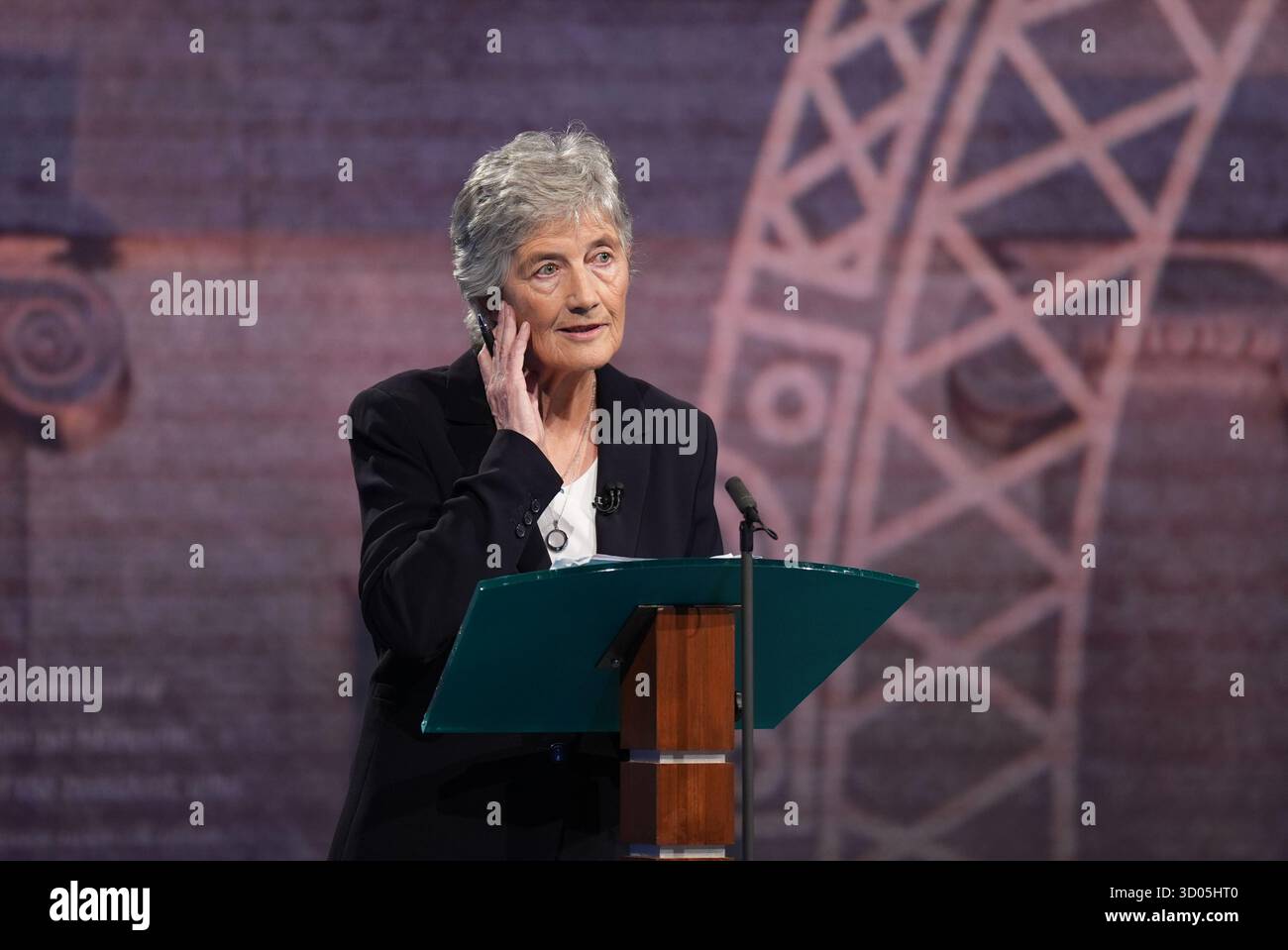 La candidate indépendante Catherine Connolly participe au débat final de la campagne électorale présidentielle irlandaise aux studios de RTE à Donnybrook, Dublin. Date de la photo : mardi 21 octobre 2025. Banque D'Images