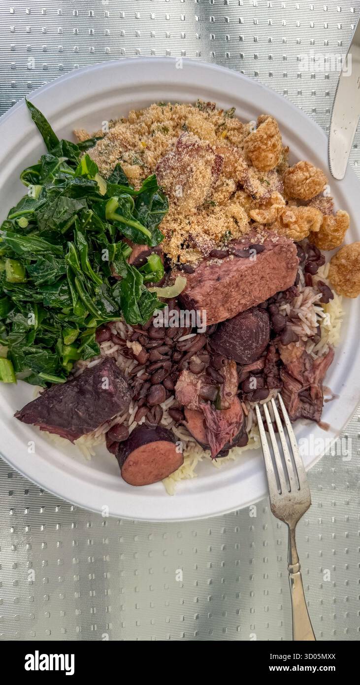Une grande assiette de Feijoada brésilienne Banque D'Images