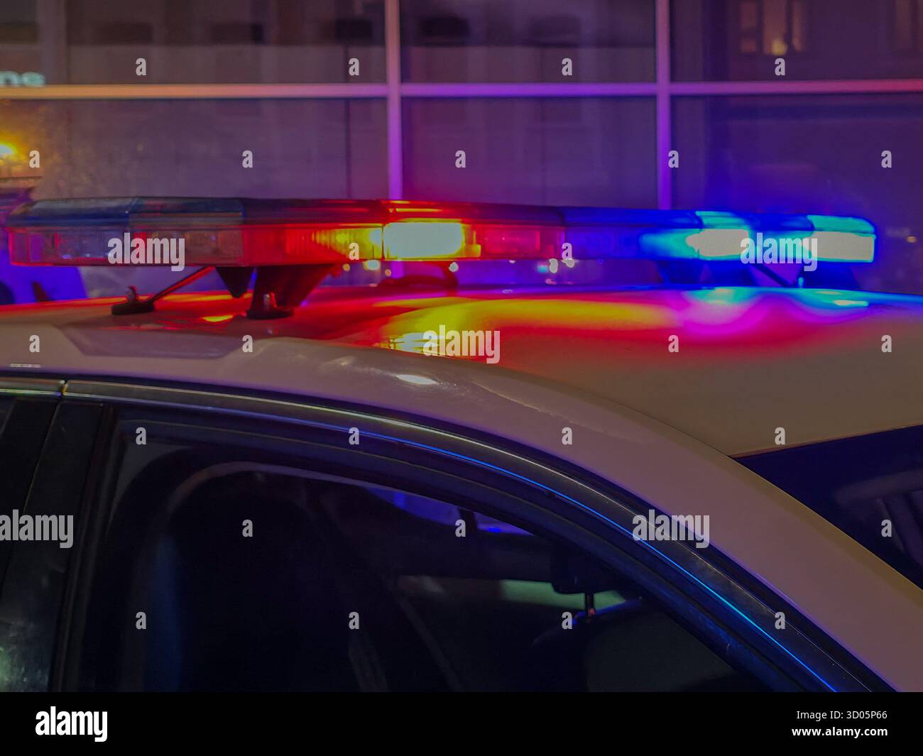 Lumière bleue, rouge sur le dessus d'un véhicule de police dans la rue de la ville la nuit - Image de stock capturée avec un smartphone