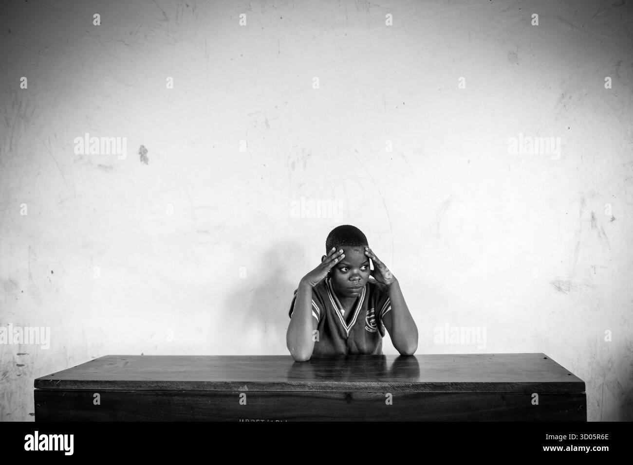 Une fille dans une salle de classe à Kampala (OUGANDA) le 10 mars 2017 Banque D'Images