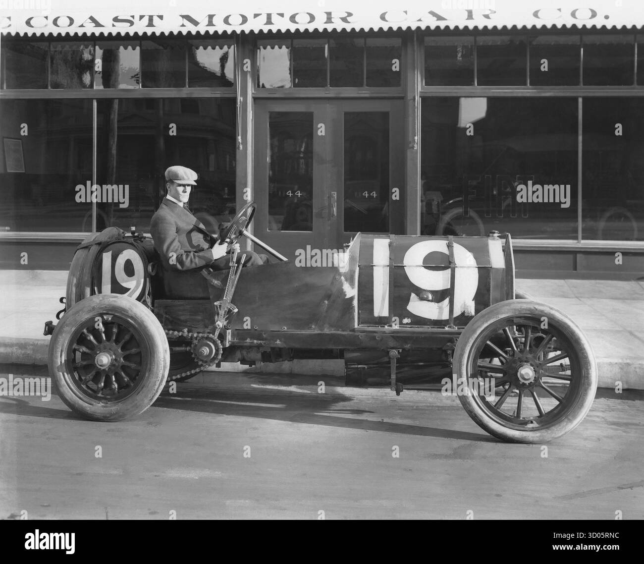 Homme assis dans une voiture de course ouverte faite par Fiat Banque D'Images