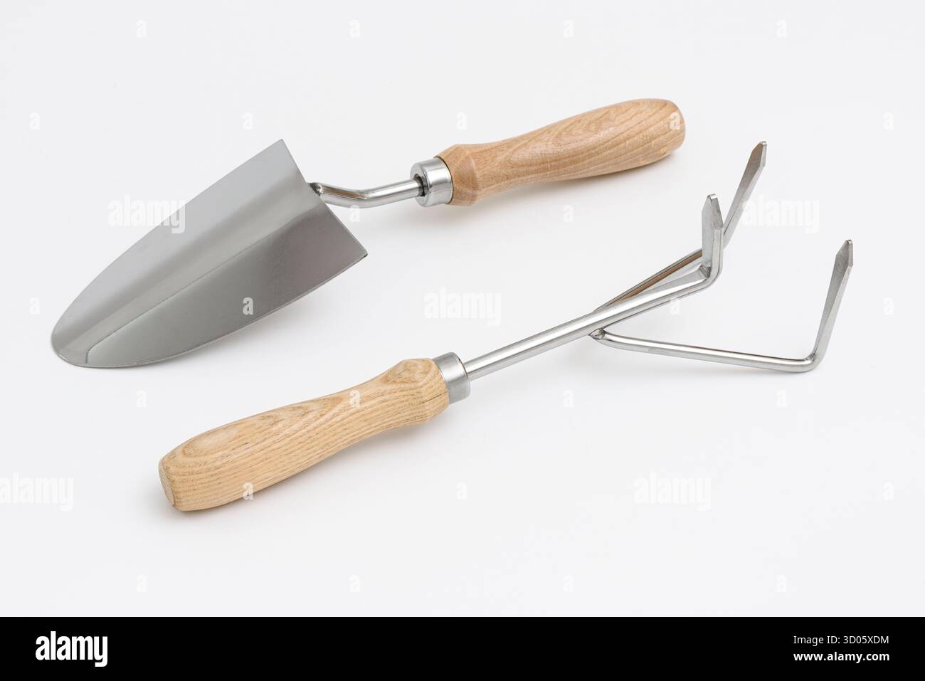 Petite truelle de jardin. Truelle métallique avec manche en bois, idéale pour creuser, planter et enlever les mauvaises herbes. Banque D'Images