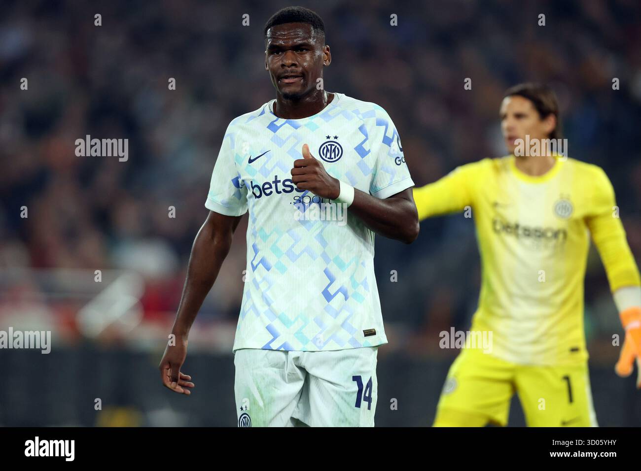 Rome, Italie 18 octobre 2025 : Ange-Yoan Bonny du F.C. Inter vu en action lors du match de football Serie A Enilive 2025-2026 entre L'AS Roma et Banque D'Images