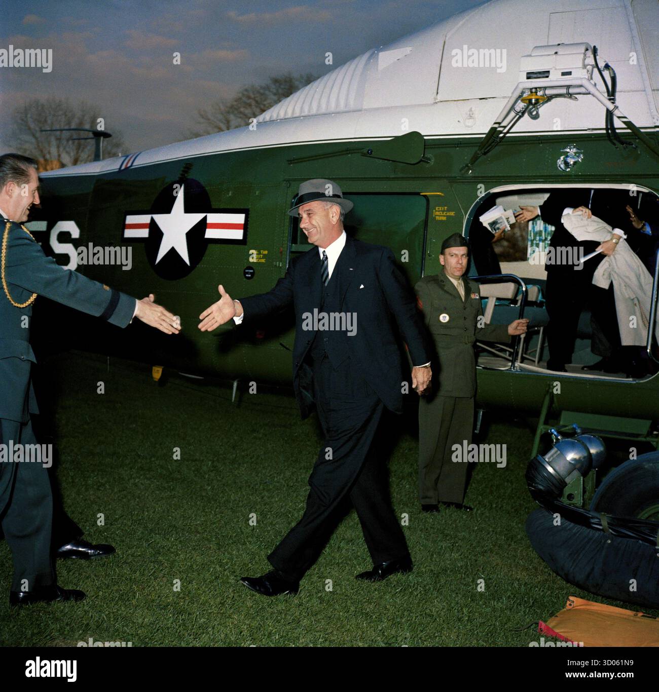 Le vice-président américain Lyndon Johnson étant accueilli à son retour de son voyage au Sénégal, Washington, DC, USA, Robert Knudsen, photographies de la Maison Blanche, 7 avril 1961 Banque D'Images