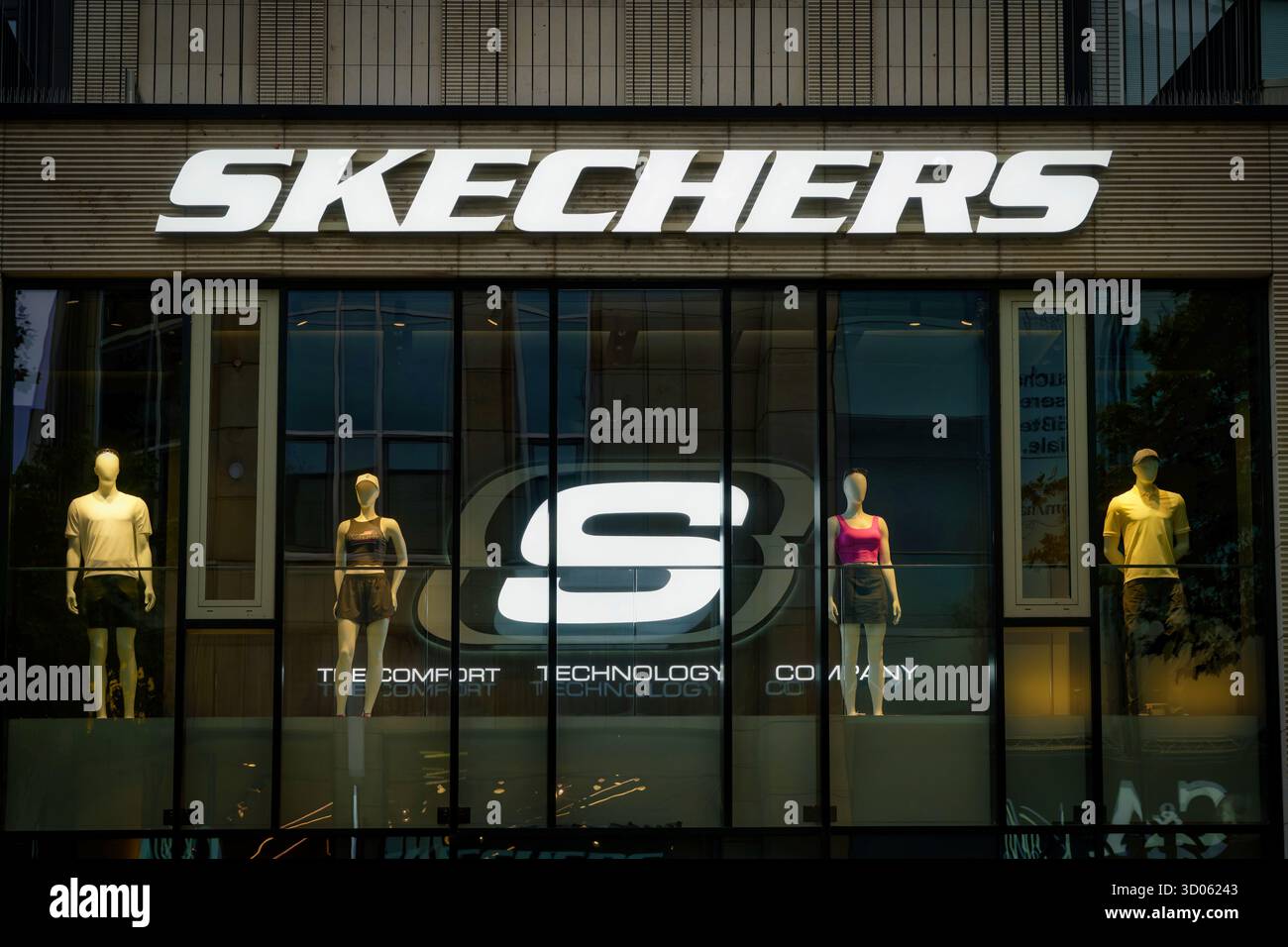 Cologne, Allemagne 17 octobre 2025 : le logo illuminé du magasin Skechers et la vitrine avec des mannequins en vêtements de sport sur la Schildergasse sh Banque D'Images