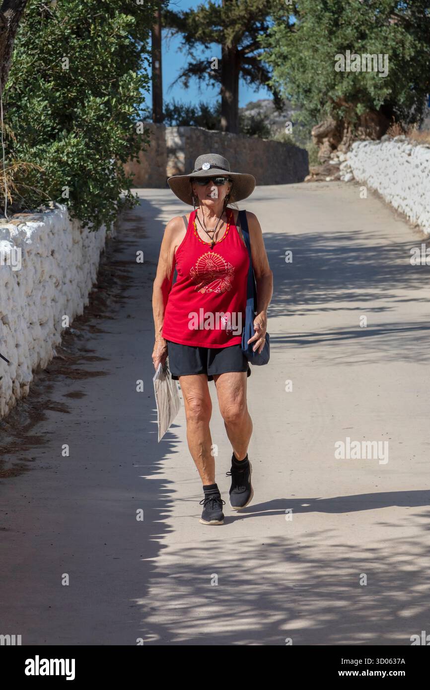 Christine Kolisch est un touriste américain visitant une ferme d'oliviers - Crète, Grèce Banque D'Images