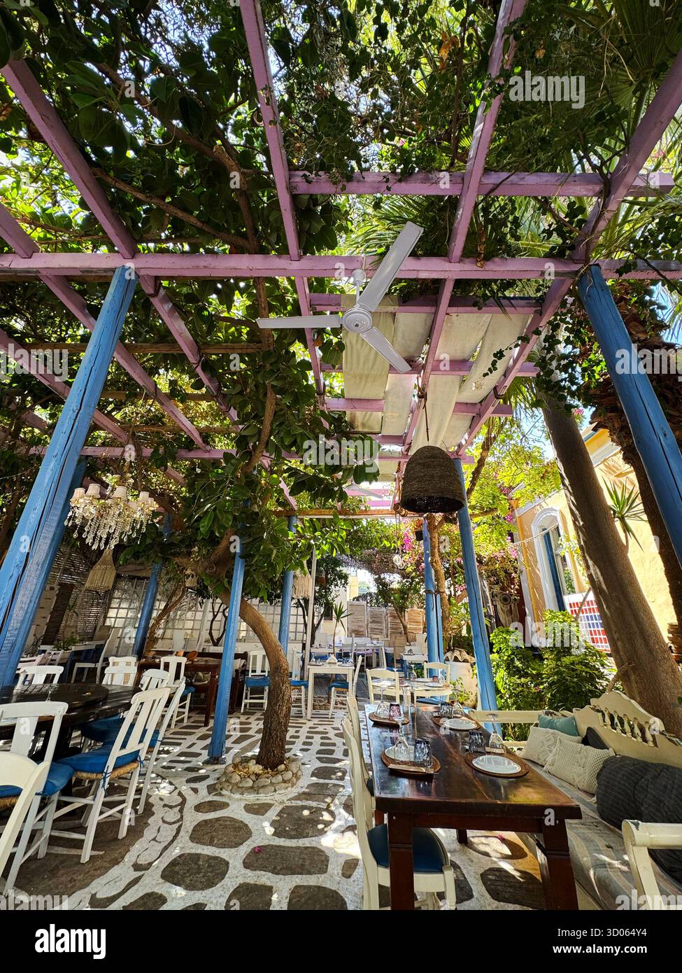 Un charmant restaurant en plein air à Agios Nikolaos - Crète, Grèce Banque D'Images