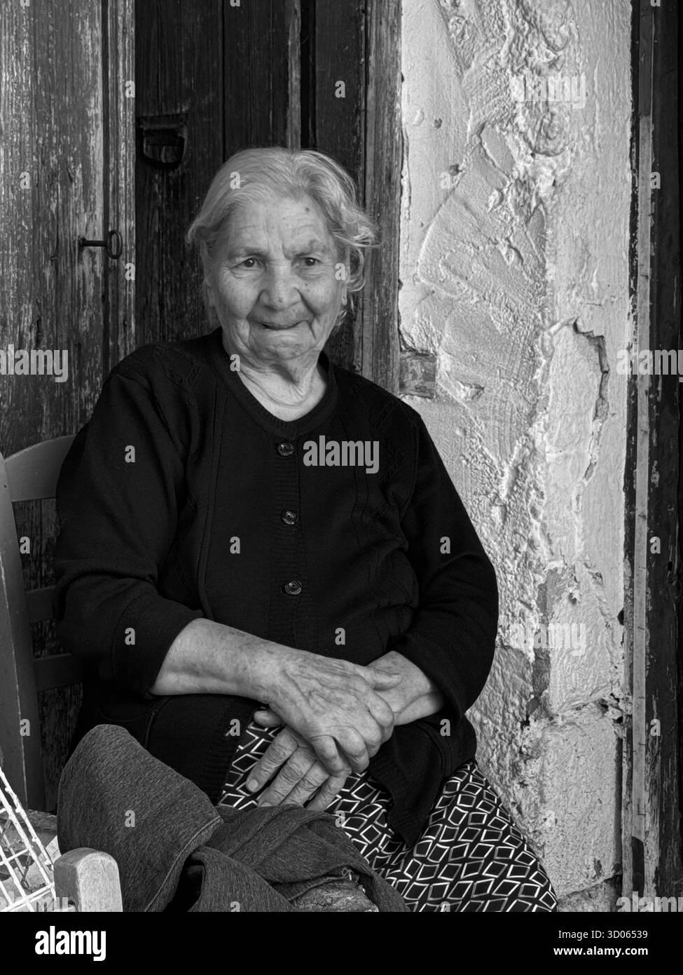 Vieille femme à Kritsa un des villages les plus anciens et les plus pittoresques de Crète - Grèce Banque D'Images
