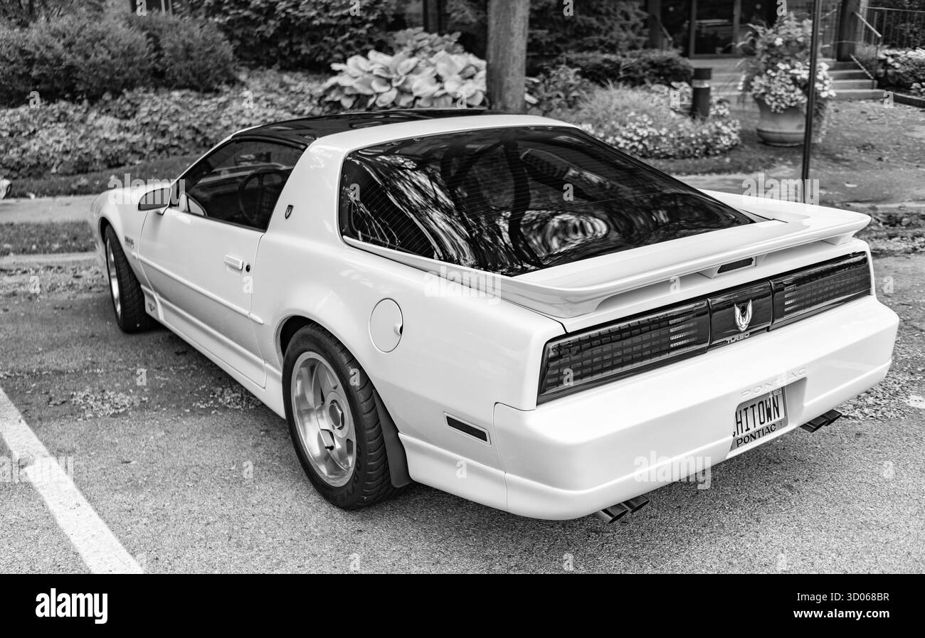 Chicago, Illinois - 29 septembre 2024 : 1992 Pontiac Firebird TRANS Am GTA couleur blanche. Pontiac Firebird TRANS Am GTA 1992 stationné dans la rue Banque D'Images