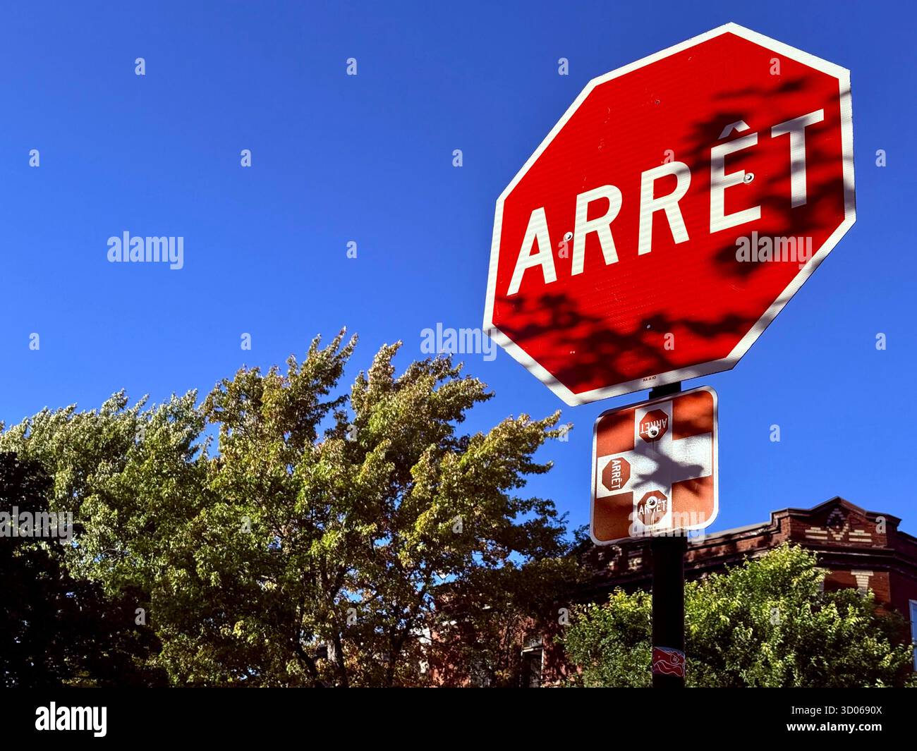 Panneau stop en français, Montréal Canada - Image de stock capturée avec un smartphone
