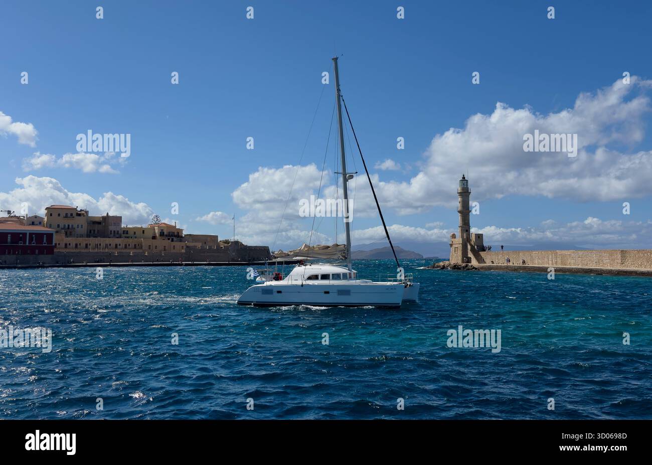 Voilier et phare dans le vieux port vénitien de la Canée - Crète, Grèce Banque D'Images