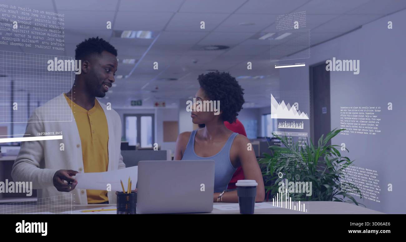 Collaboration professionnels examinant des documents sur ordinateur portable au bureau, avec tasse à café. Entreprise, travail d'équipe, innovation, espace de travail, technologie, pro Banque D'Images