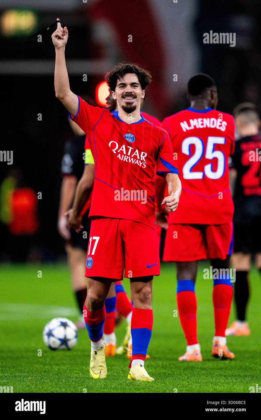 LEVERKUSEN, ALLEMAGNE - 21 OCTOBRE : Vitinha du Paris Saint-Germain célèbre après avoir marqué le septième but de son équipe lors du match MD3 de l'UEFA Champions League 2025/26 entre le Bayer 04 Leverkusen et le Paris Saint-Germain à la BayArena le 21 octobre 2025 à Leverkusen, Allemagne. (Photo de René Nijhuis) Banque D'Images