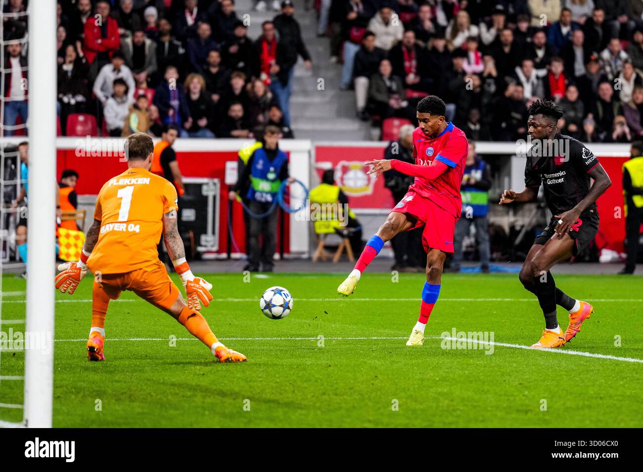 LEVERKUSEN, ALLEMAGNE - 21 OCTOBRE : Senny Mayulu, du Paris Saint-Germain, tire au but lors du match MD3 de l'UEFA Champions League 2025/26 entre le Bayer 04 Leverkusen et le Paris Saint-Germain à la BayArena le 21 octobre 2025 à Leverkusen, Allemagne. (Photo de René Nijhuis) Banque D'Images