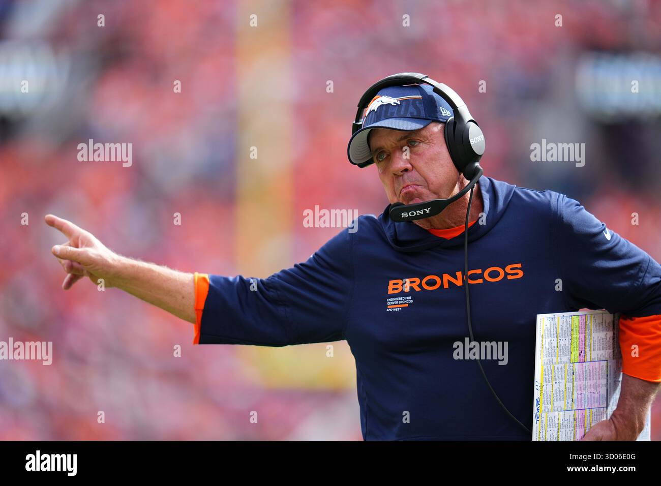 Denver Broncos head coach Sean Payton reacts to a call against the New York Giants during an NFL football game Sunday, Oct. 19, 2025, in Denver. (AP Photo/Jack Dempsey) Banque D'Images