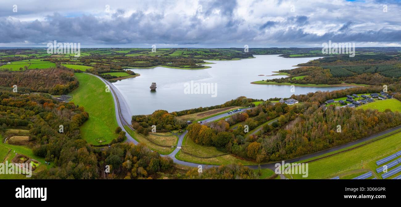 Roadford Lake, Devon, Royaume-Uni. 21 octobre 2025. Météo britannique. Vue aérienne automnale du réservoir South West Water Roadford Lake à Broadwoodwidger dans le Devon par une journée de ciel couvert et de fortes averses. Les travaux de construction du réservoir ont commencé en 1986, les travaux sur le barrage débutant en 1987. Le réservoir a été achevé à l'été 1989. Le barrage de Roadford retient l'eau de la rivière Wolf pour former le réservoir, avec un stockage net de 34 500 mégalitres et une longueur de 4,2 kilomètres. Crédit photo : Graham Hunt/Alamy Live News Banque D'Images