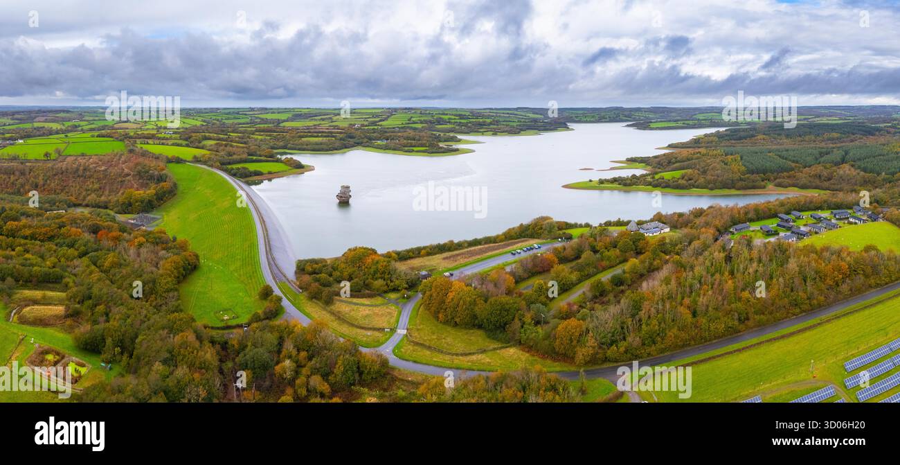 Roadford Lake, Devon, Royaume-Uni. 21 octobre 2025. Météo britannique. Vue aérienne automnale du réservoir South West Water Roadford Lake à Broadwoodwidger dans le Devon par une journée de ciel couvert et de fortes averses. Les travaux de construction du réservoir ont commencé en 1986, les travaux sur le barrage débutant en 1987. Le réservoir a été achevé à l'été 1989. Le barrage de Roadford retient l'eau de la rivière Wolf pour former le réservoir, avec un stockage net de 34 500 mégalitres et une longueur de 4,2 kilomètres. Crédit photo : Graham Hunt/Alamy Live News Banque D'Images