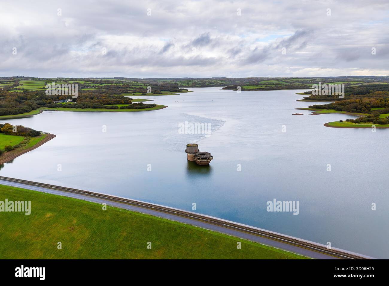 Roadford Lake, Devon, Royaume-Uni. 21 octobre 2025. Météo britannique. Vue aérienne du réservoir South West Water Roadford Lake à Broadwoodwidger dans le Devon par une journée de ciel couvert et de fortes averses. Les travaux de construction du réservoir ont commencé en 1986, les travaux sur le barrage débutant en 1987. Le réservoir a été achevé à l'été 1989. Le barrage de Roadford retient l'eau de la rivière Wolf pour former le réservoir, avec un stockage net de 34 500 mégalitres et une longueur de 4,2 kilomètres. Crédit photo : Graham Hunt/Alamy Live News Banque D'Images
