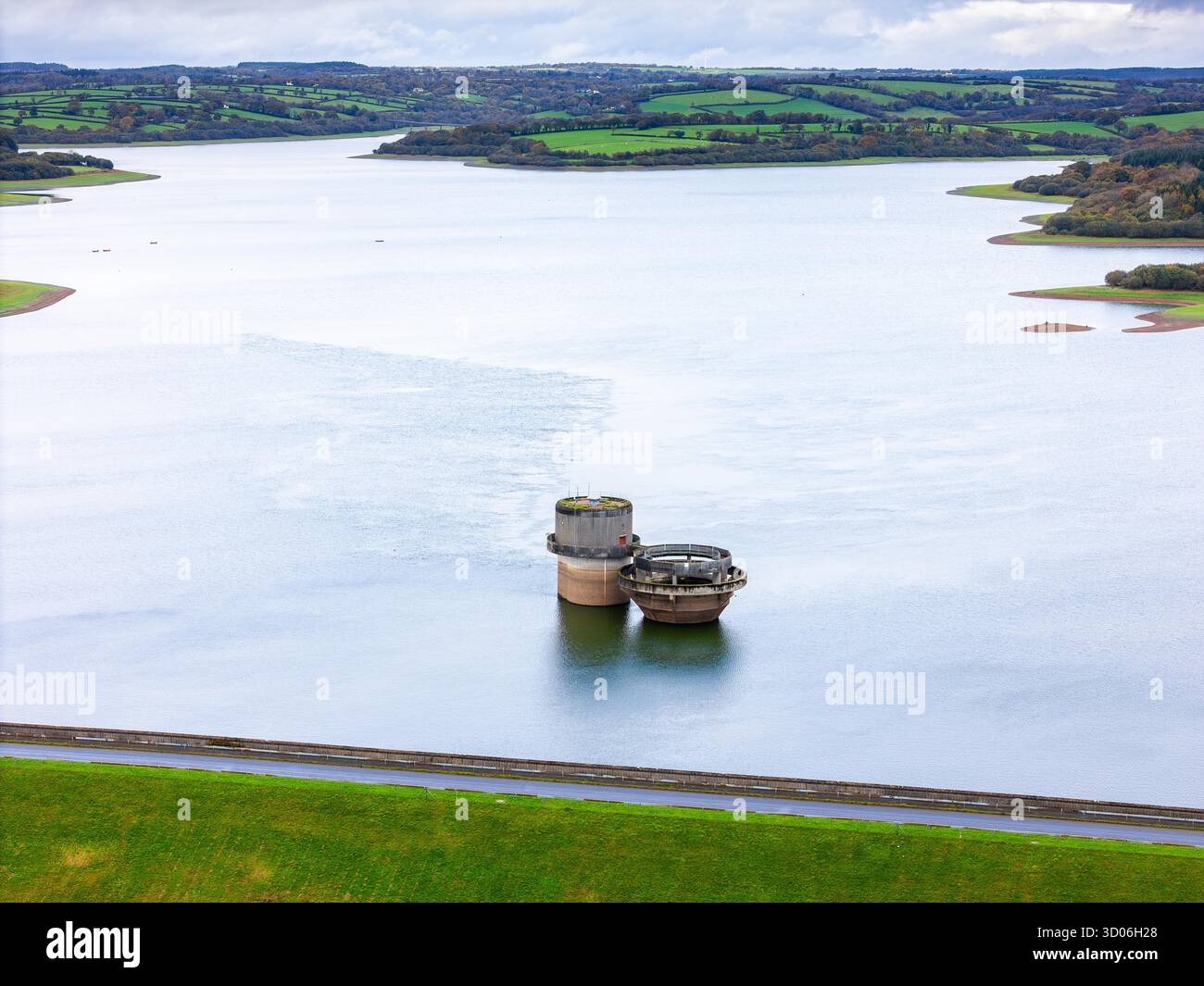 Roadford Lake, Devon, Royaume-Uni. 21 octobre 2025. Météo britannique. Vue aérienne du réservoir South West Water Roadford Lake à Broadwoodwidger dans le Devon par une journée de ciel couvert et de fortes averses. Les travaux de construction du réservoir ont commencé en 1986, les travaux sur le barrage débutant en 1987. Le réservoir a été achevé à l'été 1989. Le barrage de Roadford retient l'eau de la rivière Wolf pour former le réservoir, avec un stockage net de 34 500 mégalitres et une longueur de 4,2 kilomètres. Crédit photo : Graham Hunt/Alamy Live News Banque D'Images