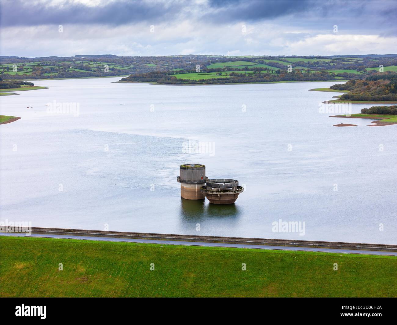 Roadford Lake, Devon, Royaume-Uni. 21 octobre 2025. Météo britannique. Vue aérienne du réservoir South West Water Roadford Lake à Broadwoodwidger dans le Devon par une journée de ciel couvert et de fortes averses. Les travaux de construction du réservoir ont commencé en 1986, les travaux sur le barrage débutant en 1987. Le réservoir a été achevé à l'été 1989. Le barrage de Roadford retient l'eau de la rivière Wolf pour former le réservoir, avec un stockage net de 34 500 mégalitres et une longueur de 4,2 kilomètres. Crédit photo : Graham Hunt/Alamy Live News Banque D'Images