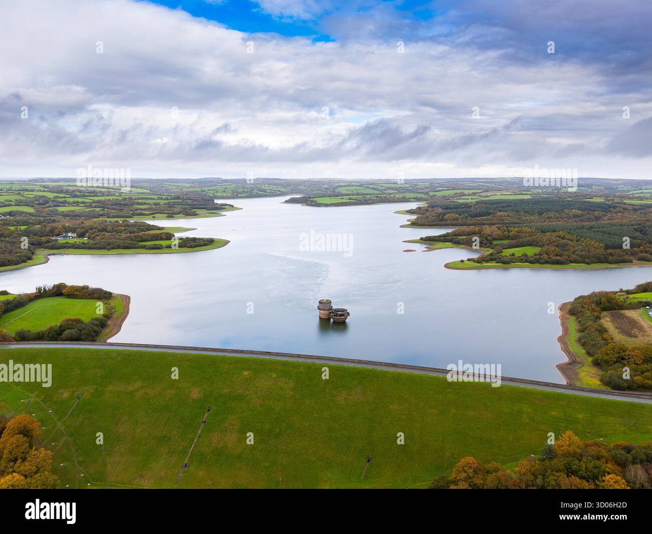 Roadford Lake, Devon, Royaume-Uni. 21 octobre 2025. Météo britannique. Vue aérienne du réservoir South West Water Roadford Lake à Broadwoodwidger dans le Devon par une journée de ciel couvert et de fortes averses. Les travaux de construction du réservoir ont commencé en 1986, les travaux sur le barrage débutant en 1987. Le réservoir a été achevé à l'été 1989. Le barrage de Roadford retient l'eau de la rivière Wolf pour former le réservoir, avec un stockage net de 34 500 mégalitres et une longueur de 4,2 kilomètres. Crédit photo : Graham Hunt/Alamy Live News Banque D'Images