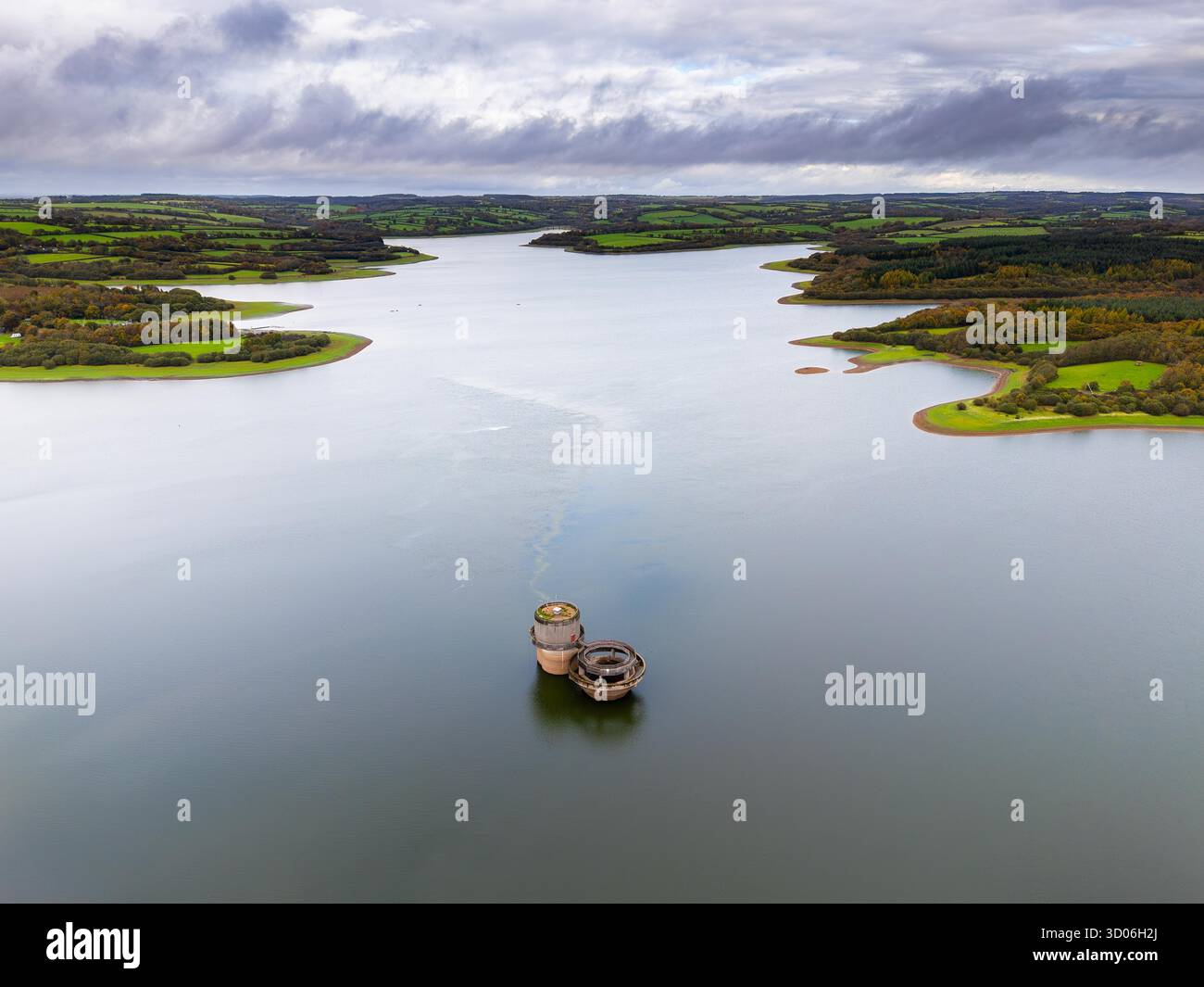 Roadford Lake, Devon, Royaume-Uni. 21 octobre 2025. Météo britannique. Vue aérienne du réservoir South West Water Roadford Lake à Broadwoodwidger dans le Devon par une journée de ciel couvert et de fortes averses. Les travaux de construction du réservoir ont commencé en 1986, les travaux sur le barrage débutant en 1987. Le réservoir a été achevé à l'été 1989. Le barrage de Roadford retient l'eau de la rivière Wolf pour former le réservoir, avec un stockage net de 34 500 mégalitres et une longueur de 4,2 kilomètres. Crédit photo : Graham Hunt/Alamy Live News Banque D'Images