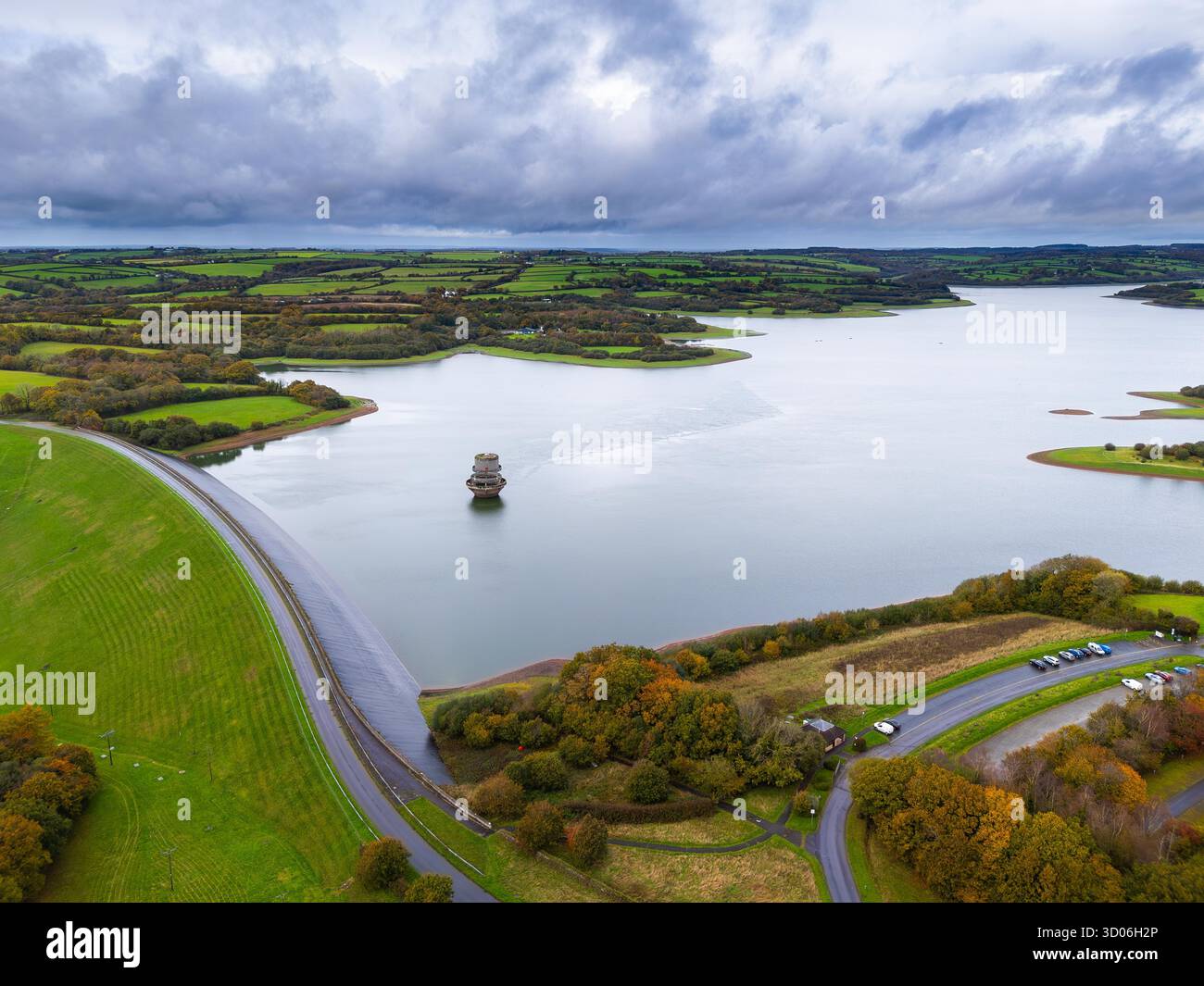 Roadford Lake, Devon, Royaume-Uni. 21 octobre 2025. Météo britannique. Vue aérienne du réservoir South West Water Roadford Lake à Broadwoodwidger dans le Devon par une journée de ciel couvert et de fortes averses. Les travaux de construction du réservoir ont commencé en 1986, les travaux sur le barrage débutant en 1987. Le réservoir a été achevé à l'été 1989. Le barrage de Roadford retient l'eau de la rivière Wolf pour former le réservoir, avec un stockage net de 34 500 mégalitres et une longueur de 4,2 kilomètres. Crédit photo : Graham Hunt/Alamy Live News Banque D'Images