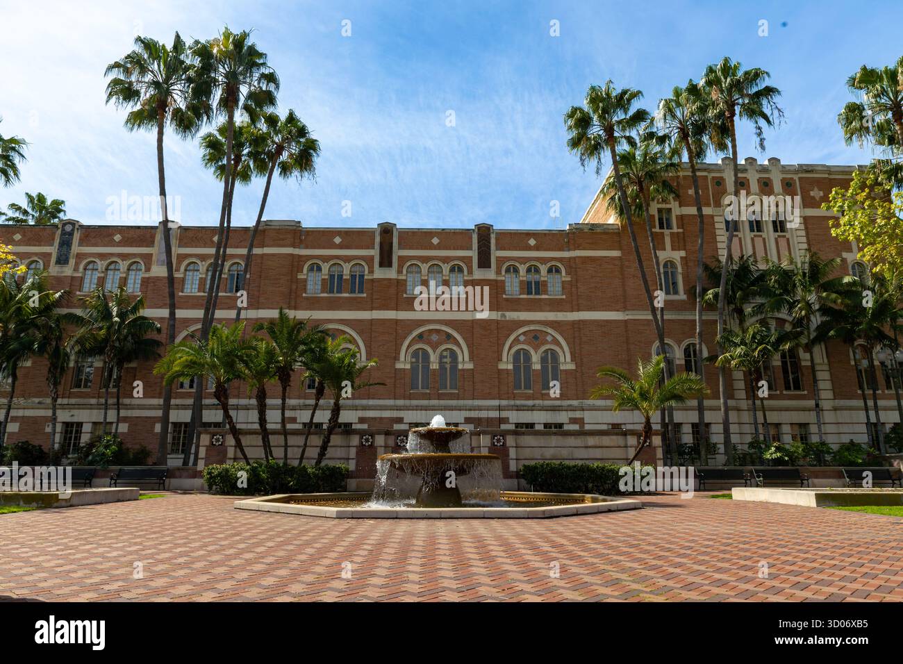 Arrière de la bibliothèque Doheny Memorial et fontaine de McCarthy Quad sur le campus de l'Université de Californie du Sud à Los Angeles, Californie Banque D'Images