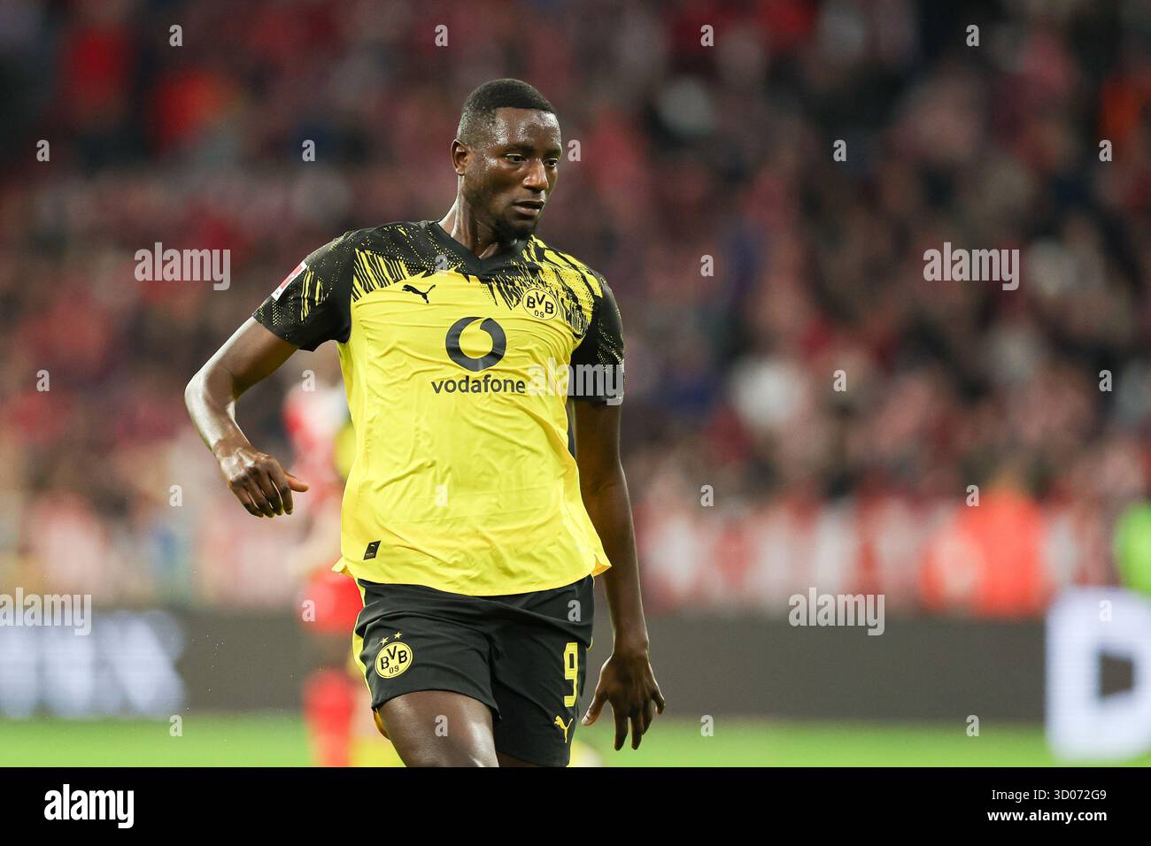 Munich, Allemagne. 18 octobre 2025. Serhou Guirassy du Borussia Dortmund vu lors du match de Bundesliga 2025/2026 entre le Bayern Munich et le Borussia Dortmund à l'Allianz Arena. Score final : Bayern Munich 2 :1 Borussia Dortmund. Crédit : SOPA images Limited/Alamy Live News Banque D'Images