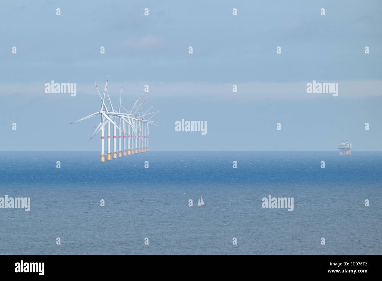 Parc éolien offshore en mer — turbines à énergie renouvelable sur l'horizon océanique symbolisant l'énergie durable et un avenir propre Banque D'Images Parc éolien offshore en mer — turbines à énergie renouvelable sur l'horizon océanique symbolisant l'énergie durable et un avenir propre Banque D'Images