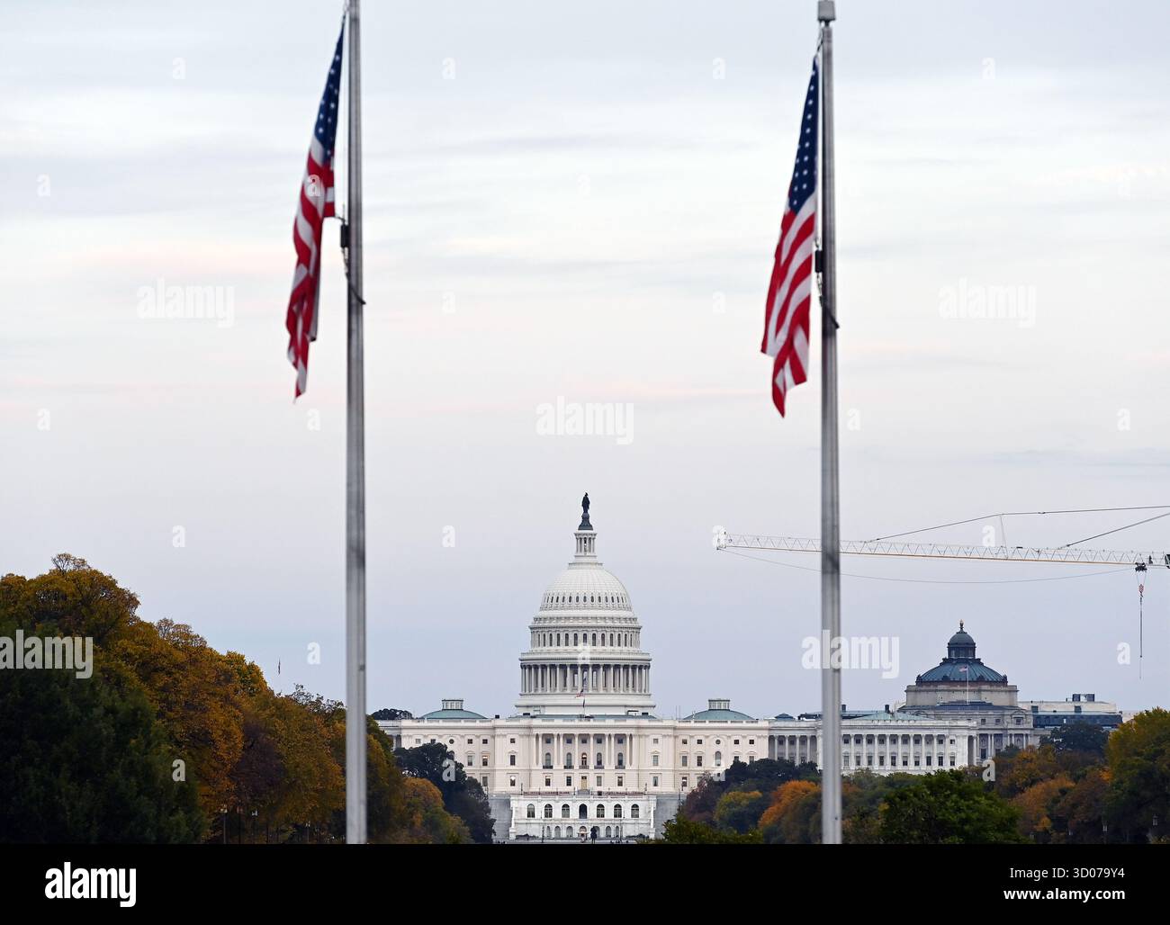 Washington, États-Unis. 21 octobre 2025. Cette photo prise le 21 octobre 2025 montre le bâtiment du Capitole des États-Unis à Washington, DC, aux États-Unis. La fermeture du gouvernement fédéral est entrée dans sa 21e journée mardi. Crédit : Li Rui/Xinhua/Alamy Live News Banque D'Images