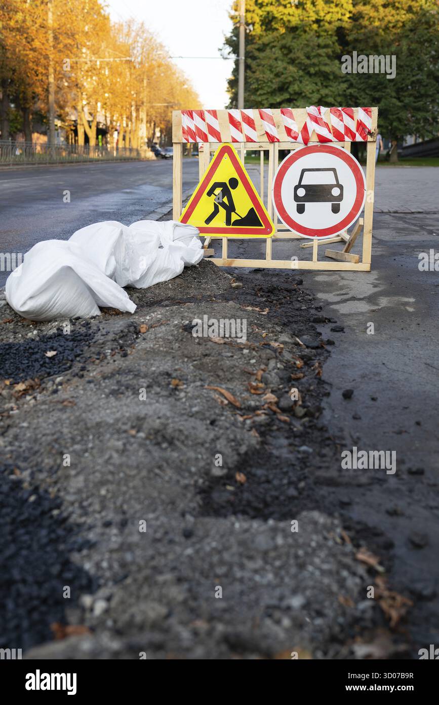 Panneau municipal indiquant les travaux routiers apanneau municipal indiquant les travaux routiers à venir. Travaux routiers, panneau de réparation.tête Banque D'Images
