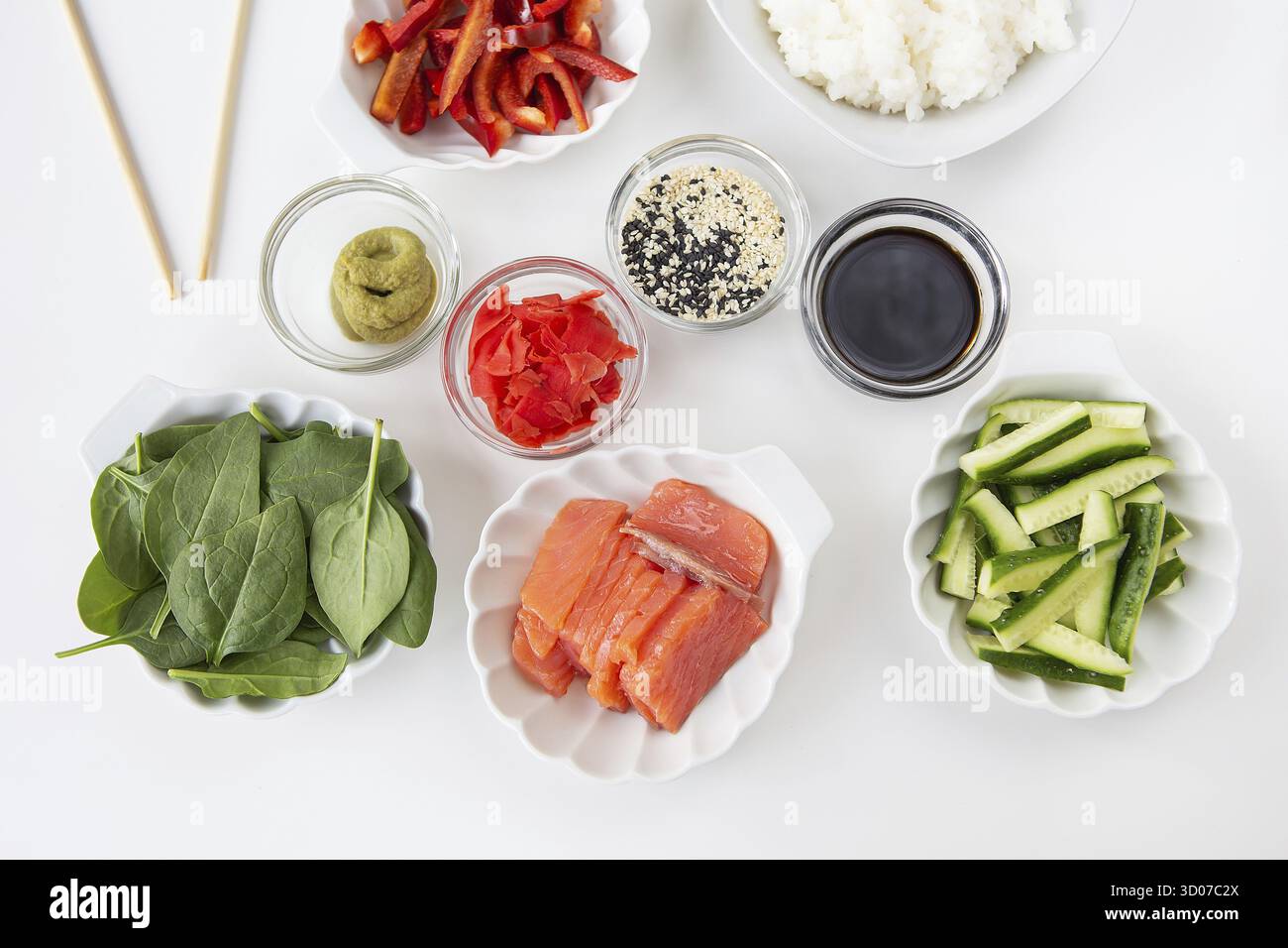 Processus de préparation de sushi, préparation de tous les ingrédients pour le riz sushi, le saumon, le poivre, les graines de sésame, la sauce, wasabi, gingembre. Vue de dessus Banque D'Images