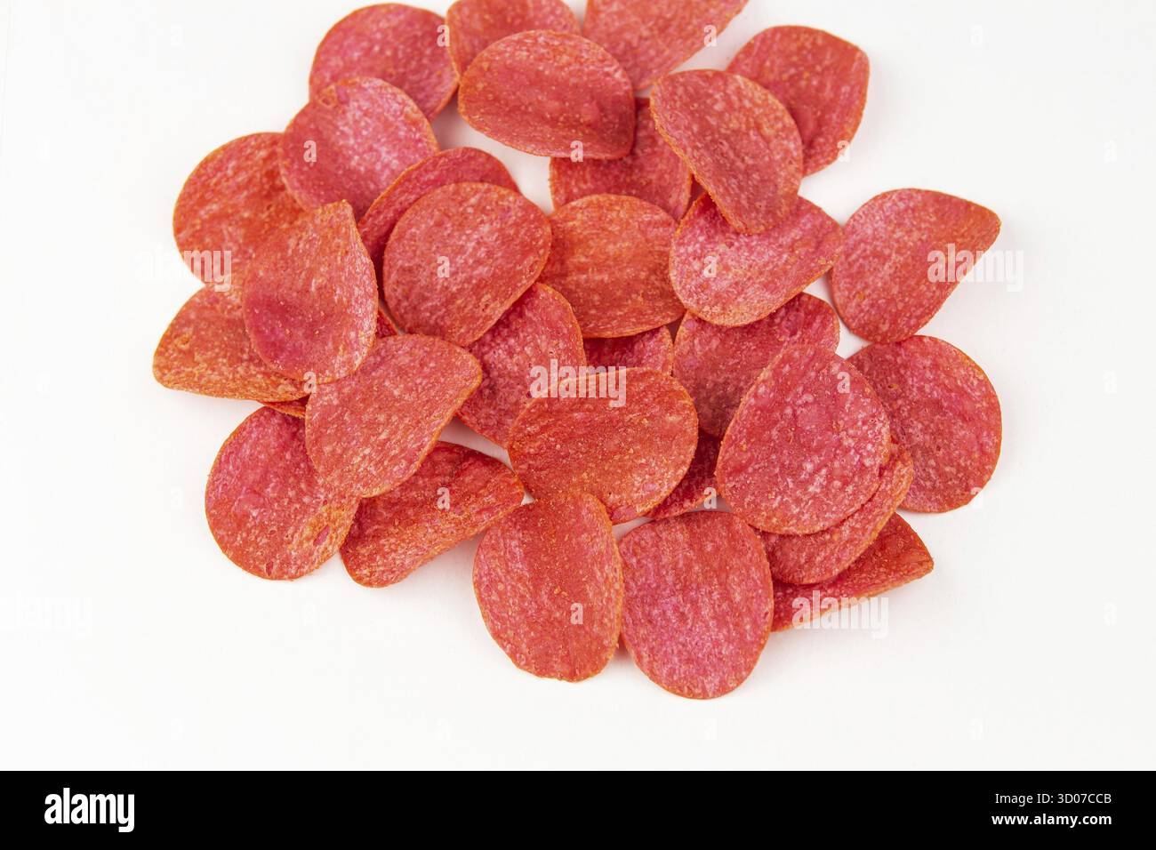 Croustilles rouges au goût de piment sur fond blanc. Encas à la bière Banque D'Images