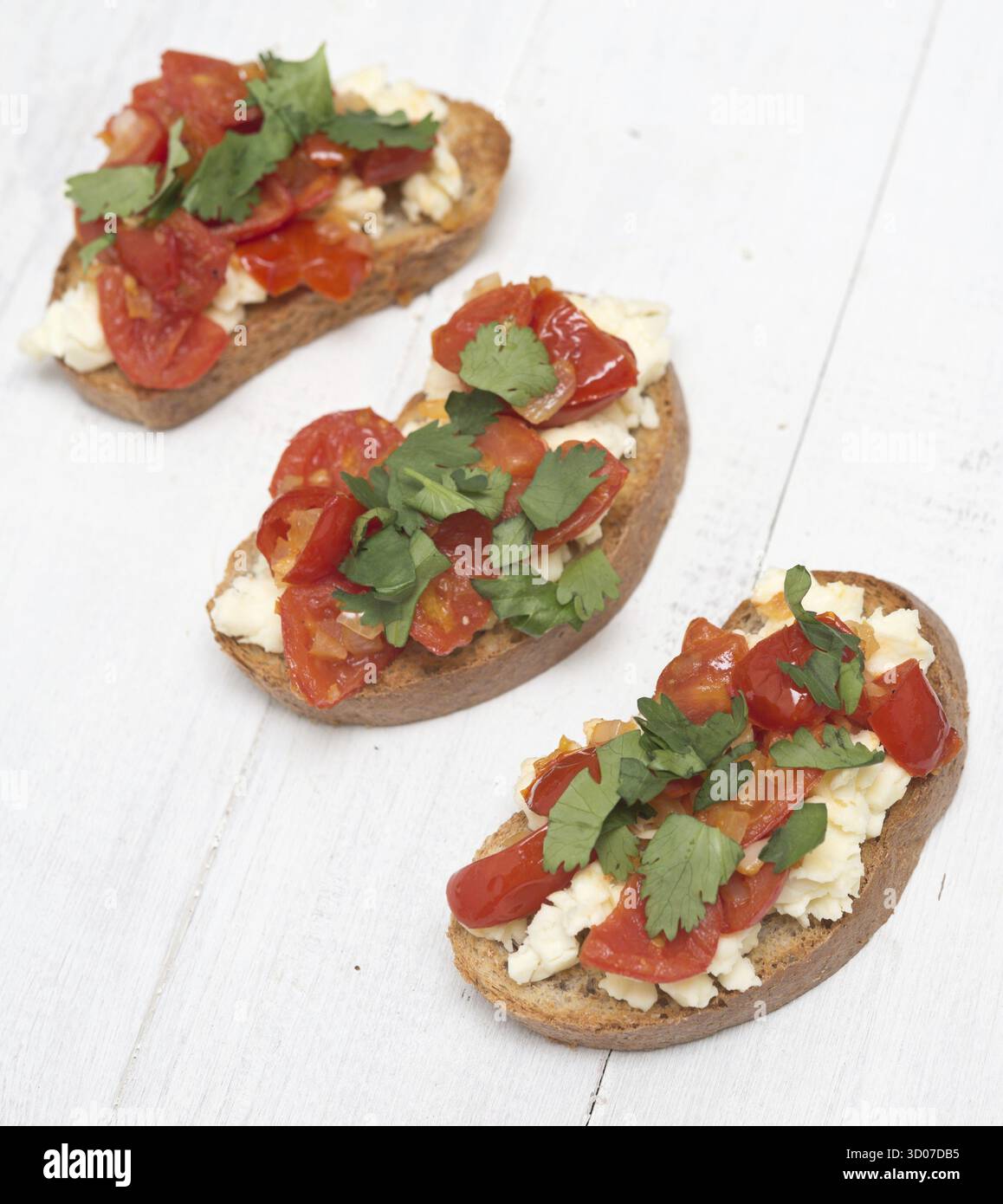 Bruschetta italienne sur une table en bois Banque D'Images