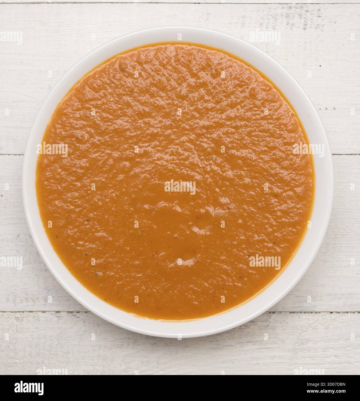 Crème de Tomates soupe sur une table en bois Banque D'Images