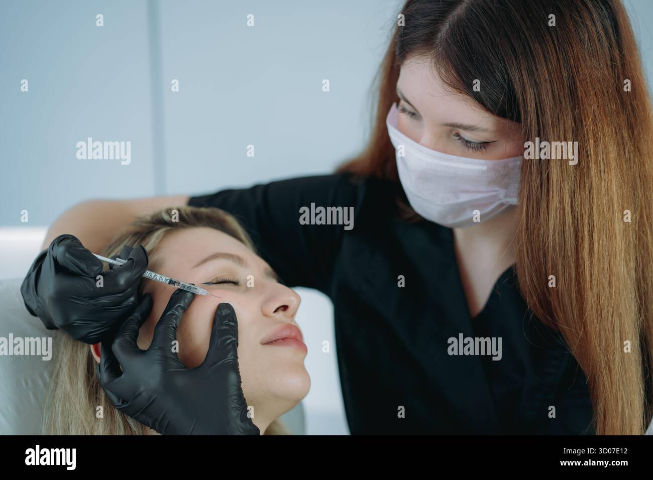 un professionnel de l'esthétique effectuant une procédure d'injection. Soins de beauté Banque D'Images