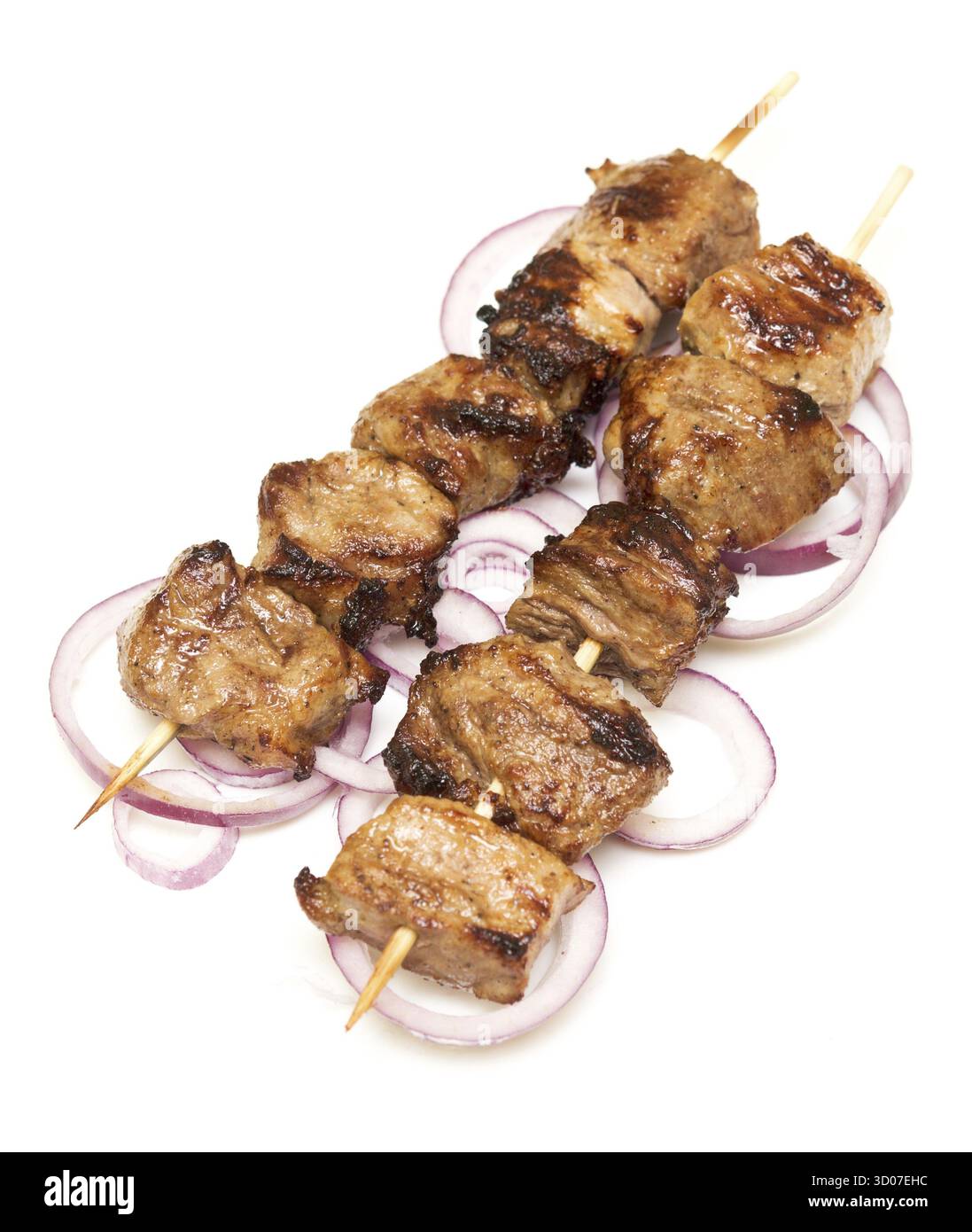 Brochettes de porc isolé sur fond blanc Banque D'Images