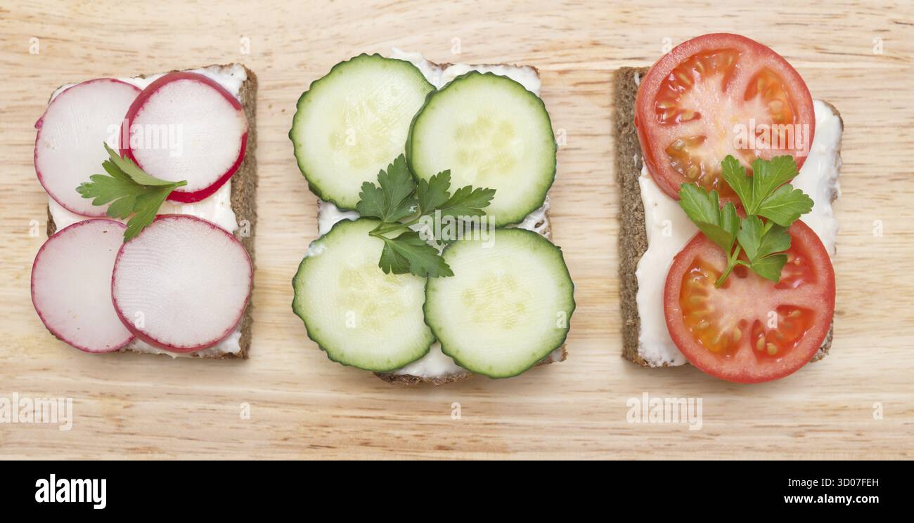 Les sandwiches ouverts en bonne santé sur une planche en bois Banque D'Images