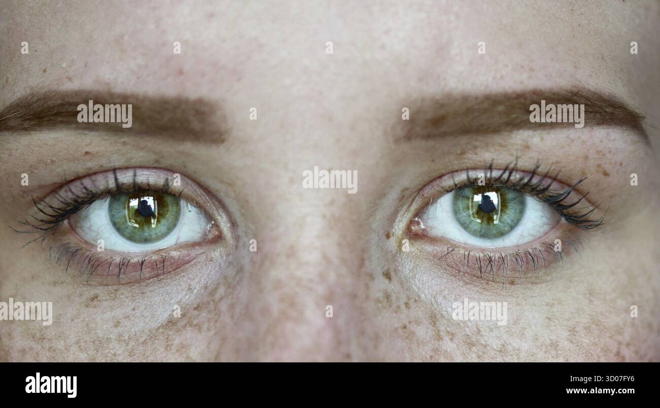 Portrait de femme avec des yeux verts et des taches de rousseur Banque D'Images