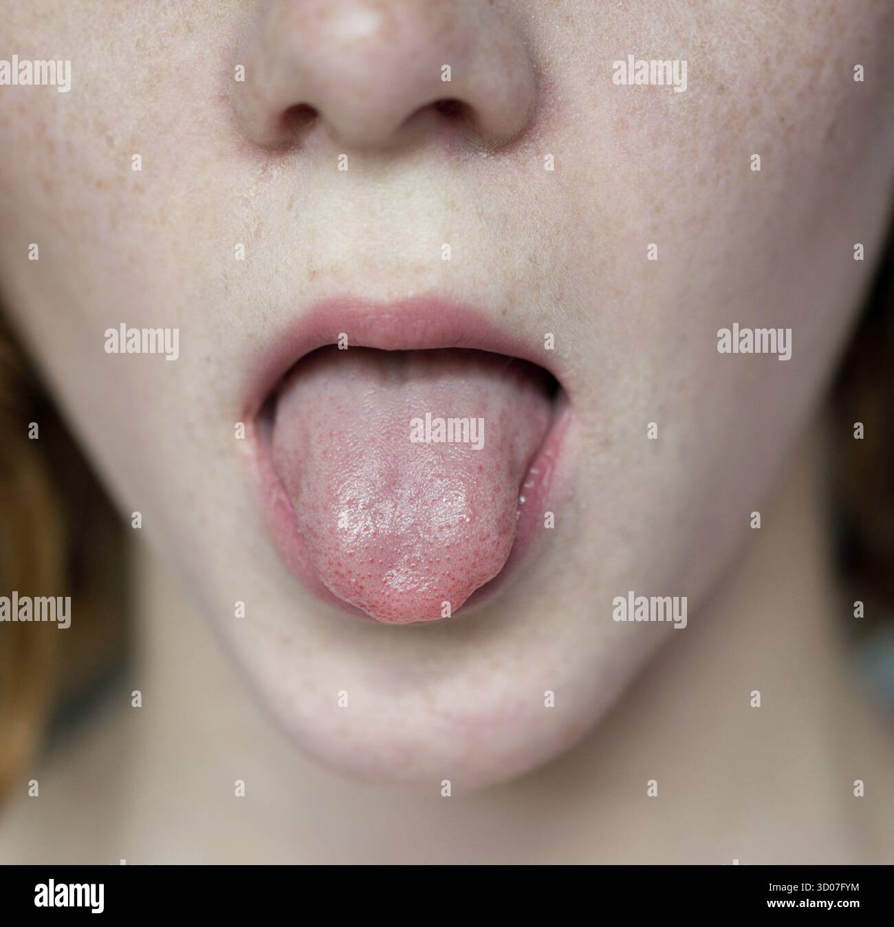 Jeune femme montrant langue maternelle Banque D'Images