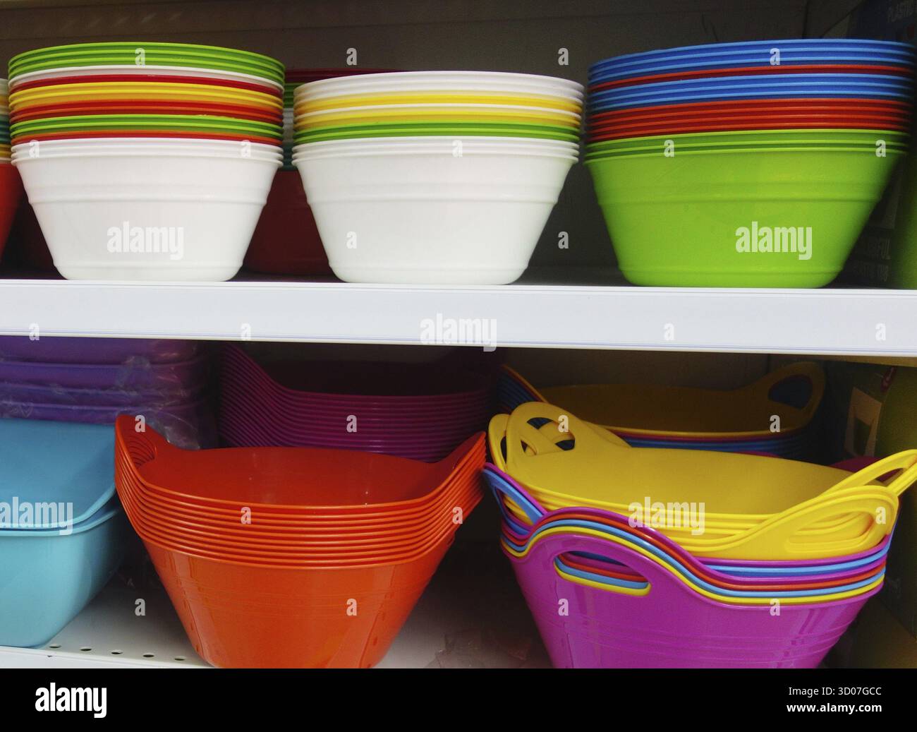 Assiettes en plastique sur une étagère Banque D'Images