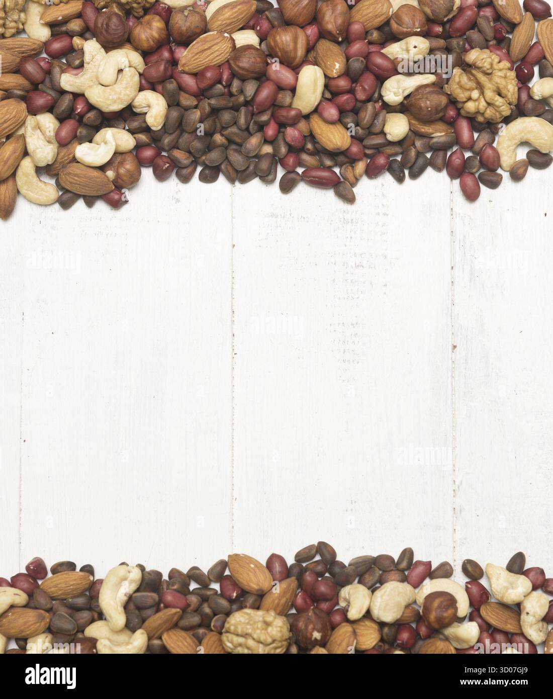 Mélanges de noix sur fond de bois Banque D'Images