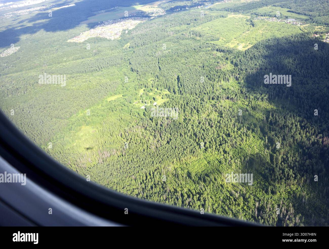 Vue aérienne depuis la fenêtre de l'avion de la forêt de Moscou Banque D'Images