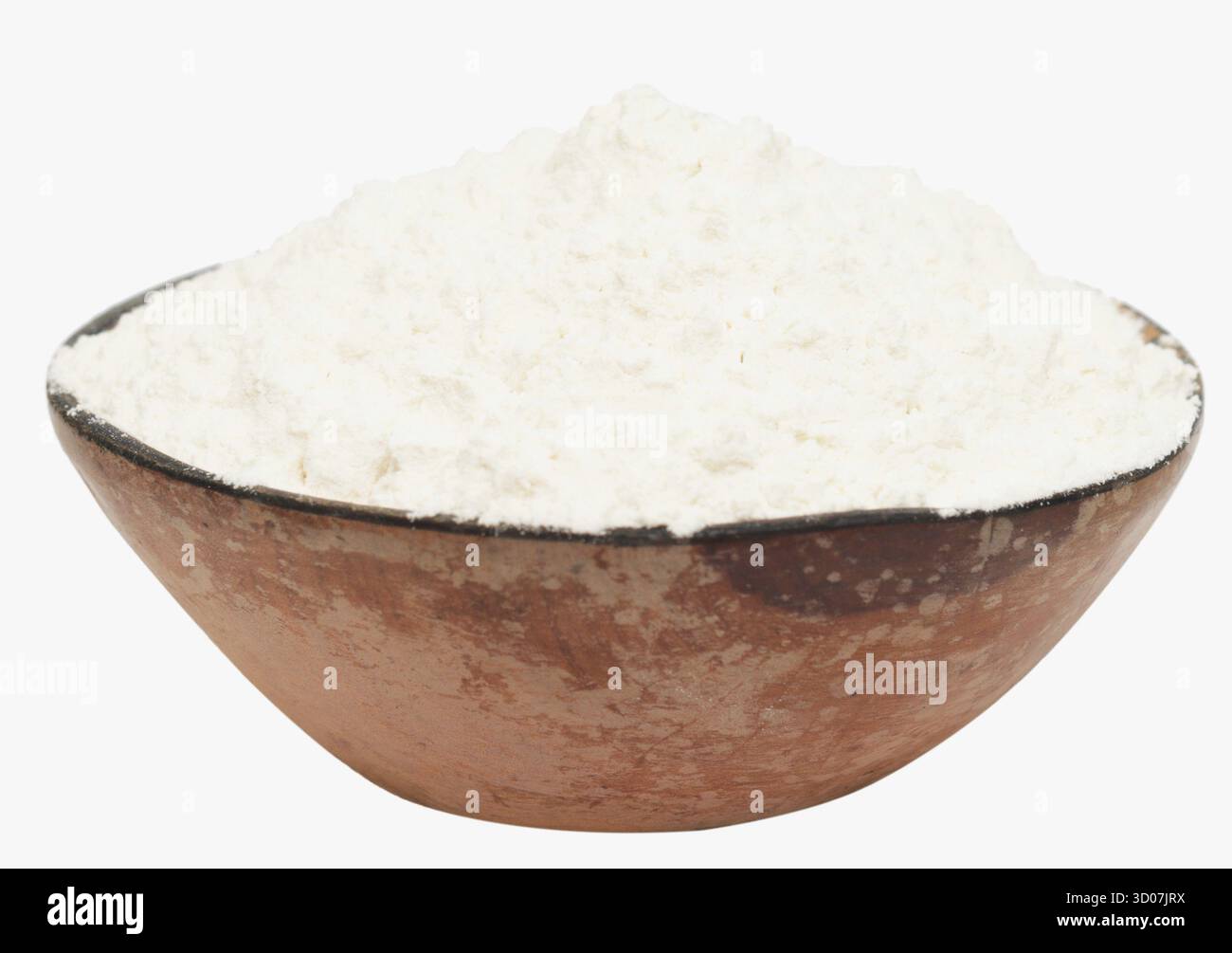 Farine dans un bol en bois isolé sur fond blanc Banque D'Images