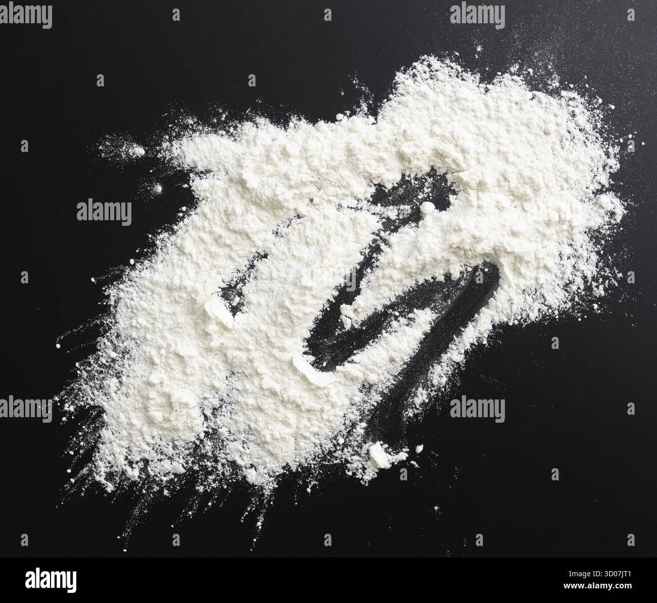 Poudre blanche sur fond noir Banque D'Images