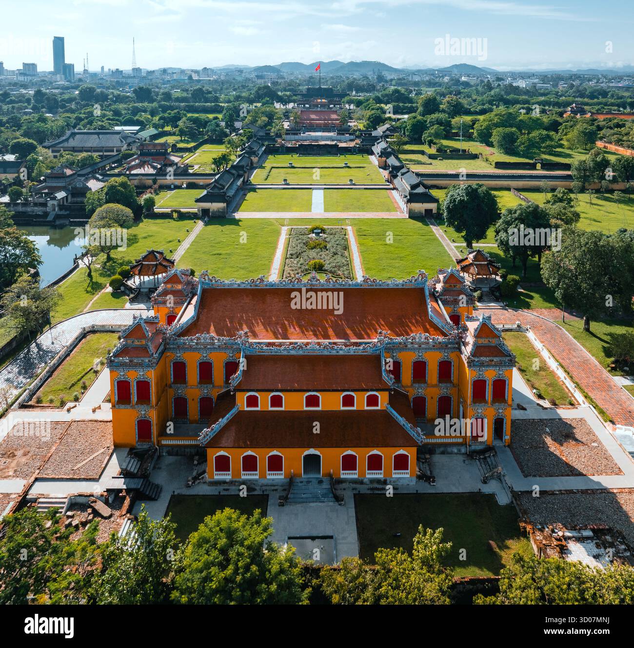 Vue aérienne de la Citadelle de Hué et vue de la ville de Hué, Vietnam. Palais royal impérial de la dynastie Nguyen. Concept de voyage et de paysage Banque D'Images Vue aérienne de la Citadelle de Hué et vue de la ville de Hué, Vietnam. Palais royal impérial de la dynastie Nguyen. Concept de voyage et de paysage Banque D'Images
